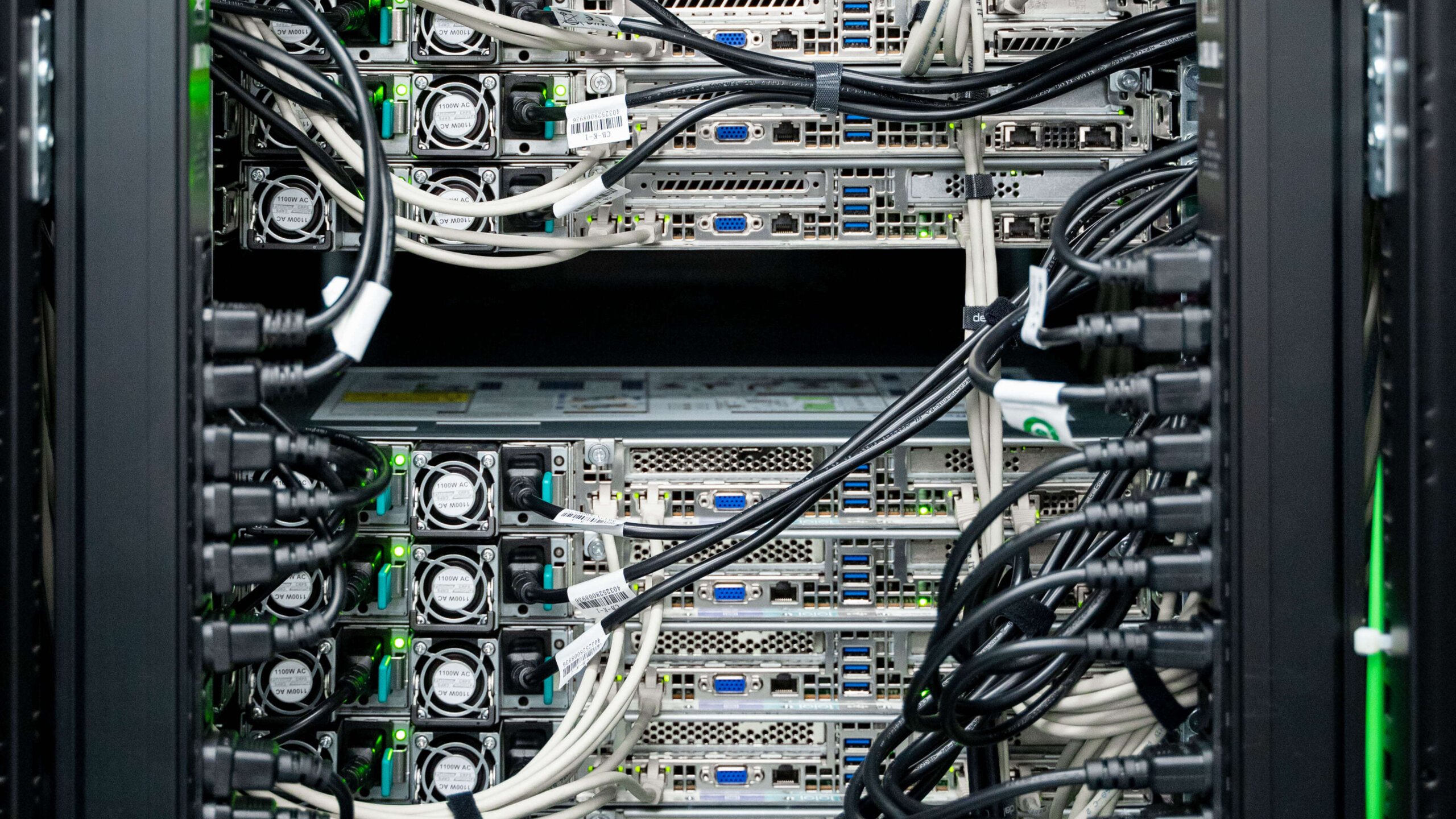 Serverschrank von HostPress im KÜS Rechenzentrum